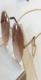 Luxury 4242 Sunglasses Charming Hanging Chain Silver Grey 2019 Blogger Sun Glasses Women Designer Sunglasses Shades New with Box9918470