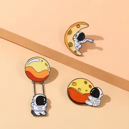 Brooches 3 Pcs Cartoon Creative Moon Brooch Astronaut Pins For Clothes Metal Badge Hat Shirt Backpack Accessories Decorative Gifts