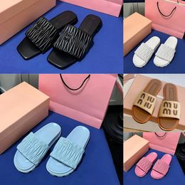 2024 Designer luxury womens Summer Flat Sliders outdoors Rubber Waterproof Black Woven flops slip-on travel beach Rubber black pool sandals