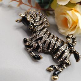Brooches High Quality Zebra Brooch Rhinestone Enamel Black And White Animal Shape Heavy Industry Creative Jewellery