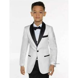 Weißes Abendessen Anzüge 3 -teilige Jungen Schwarzer Schal -Revers -Anzug Kindertuxedo für Hochzeitsfeierjacke+Hose+Weste 0510