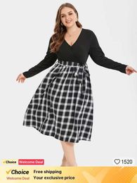 Plus size Dresses Plus Sized Clothing 2024 New Summer Black Womens Elegant Plaid Print V-Neck Belted Midi Dress Long Slve Patchwork Maxi Dress Y240510