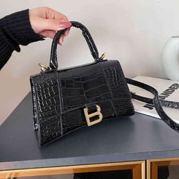 Simple crocodile handbag new fashion bright leather casual shoulder letter messenger women's Purse Outlet O3EY 2382