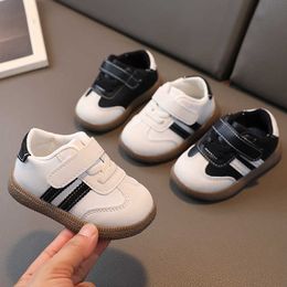 Sneakers 2023 Spring and Autumn New Childrens Leather Board Shoes for Girls Versatile Little White Boys Soft Sole Korean Edition H240510