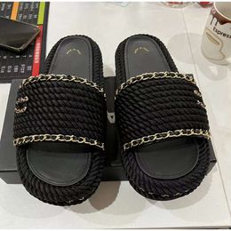 2023 Paris de designer de luxo Paris Sandálias de marca feminina 2C Sapatos de canal casual Mule Sapatos planos Praia Praia Baixa Anti Slip Flip Flip