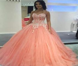 2019 Vintage Cheap Ball Gown Quinceanera Dresses Sweetheart Peach Pink White Lace Appliques Beaded Tulle Sweet 16 Party Prom Eveni7019162