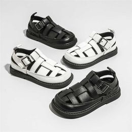 Sandals Childrens British Style Boys Hollow Headed Beach Shoes 2024 Summer New Girls Soft Sole Black and White Leather H240510