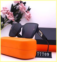 Fashion Designers Sunglasses For Women Mens Couple Luxurys Designer Sun Glasses Outdoor Drive Holiday Summer Polarized Unisex Sung1016837