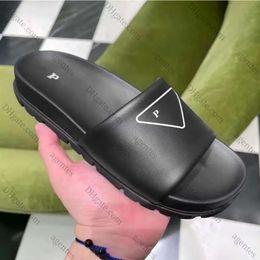 2024 2023 Yeni Üçgen Kauçuk Sandal Slide Spor Elbise Yaz Tasarımcısı Sandales Düz Terlik Kadın Ayakkabı Dışarıda Plaj Erkek Terlik Flip Flops Düşük Moda Seyahat SL