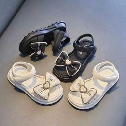 Sandals Girls Shoes 2024 Summer New Childrens Fashion Fashionable Bow Princess Soft Sole Anti slip Beach H240510