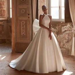 Elegante lange Elfenbein-Satin-Brautkleider mit Bogen a-line Halter Sweep Zug offener Rücken einfache Brautkleider mit Taschen für Frauen