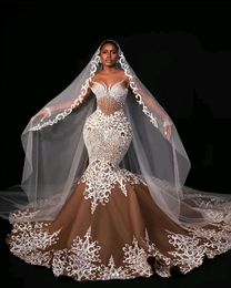 Incredibili abiti da sposa sirena della Nigeria Africana Appliques in rilie