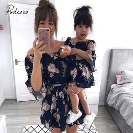 عائلة مطابقة اللباس الأم والابنة الفتيات ملابس الأزهار ملابس شيفون الفساتين الصغيرة قبالة ثوب الكتف 240507