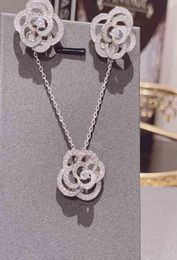 Camellia esvaziou as estrelas da moda com vovó xiang, brinco versáteis de colar Women6998578