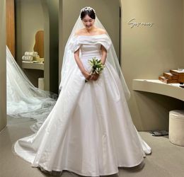 Elegant Long Bateau Neck Satin Bröllopsklänningar med fickor A-Line Ivory Sweep Train dragkedja Back Simple Bridal Clows for Women