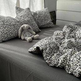 Bedding Sets Leopard Print Quilt Cover Set Sexy And Cute Cotton Duvet Pillowcase Fashion Brief Bedclothes Cozy Room Decoration