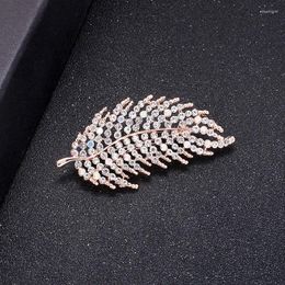 Brooches 2024 Shiny Zircon Feather Crystal Brooch Pin Buckle Pave CZ Charm Pink Rose Golden For Women Classics Decorations