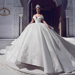 2020 Vintage Ball Gown Wedding Dresses with Cathedral Train Cascading Ruffles Lace Applique Off Shoulder Bridal Gowns vestido de novia 254y