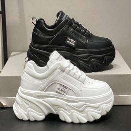 Pelle bianca bianca donna grosso donna leggera primaverile autunno spesso spesso fieno di sneakers per la piattaforma PU di moda casual