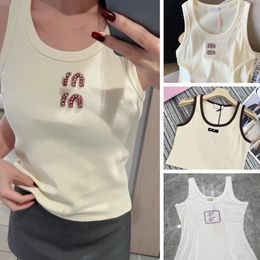 Kadın Mui Mui Tank Top Giyim Tasarımcı Tasarımcı Mektuplar Camis Knit Yelek Sweaters Tişörtleri Gençlik Kızlar İlkbahar Yaz Rhinestone kolsuz üstler moda açık tees mahsul üstü