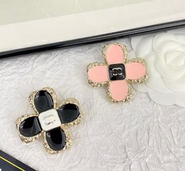 Designer Cross Brooches Pins Pearl Copper Brooch Pin PINK Black Gold Colour Luxury Pearl Pins for Women Clothing Decoration Jewelery Accessories