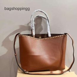 Shoulder Tote High-capacity Bags W Bag Stud Woman Purse 2024 Vallenteno Rivet Grain Shopping Designer Crossbody Hand-held Large Vo Rock AT3G