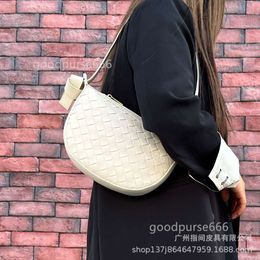 Single Half Purse Weaving BottegVenet Shaped Mini Wrist Sunrise Fashion Trend Designer Moon Bag Armpit Women Shoulder Bags Versatile Leather Dumpling L4E3