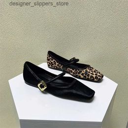 Sandals 2024 New Womens Flat Shoes Round Toe Leopard Pattern Casual Shoes Womens Breathable Sliding Outdoor Soft Mary Shoes Q240511