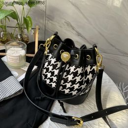 Large Capacity Bucket Bag Womens 2024 New Trend Fashion Single Shoulder Messenger Bag Texture Handbag