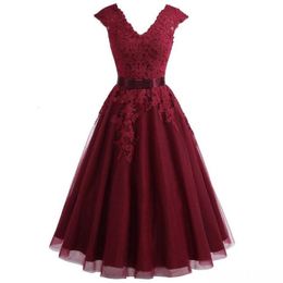 2019 Tea Length Burgundy bridesmaid Dress Short V Neck Lace Cocktail Dress With cap Sleeves Applique Graduation Dresses party Gowns 221u