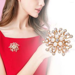 Brooches Fashion Crystal Wedding Dress Brooch Pin Exquisite Sparkling Pearl Rhinestone Snowflake Backpack Decor Women Jewelry Gift