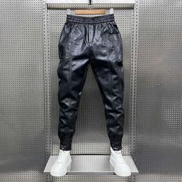 Pantaloni da uomo abiti di lusso inverno 2022 pantaloni da hotline coreana disegnati ultra sottili in forma nera spessa in pelle nera Trousersl2405