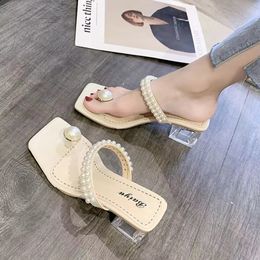 Piccole pantofole casual con tacco cristallino fresco per il 2024 femminile Summer New Versatile Pearl Pinch Punta Square Heels High