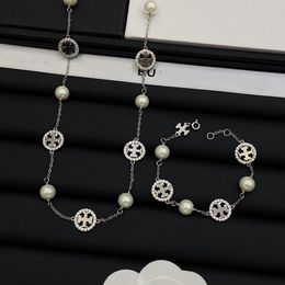 Silberfarben Frauen Designer -Sets Halsketten Armband Hohlschreiber Luxus -Anhänger Halskette Modearmbänder als Originalstil -Sets