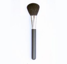 30pcslot New M 150 Large Loose Powder Cosmetics Brush Makeup Powder Face Bronzer Brushes Goat Hair brush wholrs 8227373