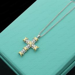 Designer de luxo Gold Cross Full Diamond Colar Colar Modeling Original Fashion Classic Bracelet Jewelry Gift With Box 3228