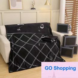 Simple Blanket White Letter Leisure Travel Shawl Blanket Office Air Conditioning Cover Europe Plaid Blanket Gift Box Decorative blanket Best quality