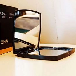 Bärbar kosmetisk spegel fällbar dubbelsidig spegel som bär fyrkantigt märke dubbel cha spegel med skymning väska kompakta speglar sminkverktyg