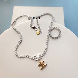 Luxus Celibrand Klassische Buchstaben Anhänger Halskette für Frauen weiße Diamantkristall Kurzkette Liebe Halsholzwal Goth Sailorom Geometrie Halsketten Schmuck Geschenk