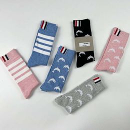 Men's Socks Spring 2022 New Socks for Mens and Womens Mid Length Thin Four Bar Striped Dolphin Tb Fabric Label Pure Cotton Calf Long Socks Trendy Zfp0