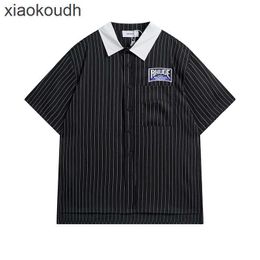 Rhude avancerade designerkläder för 2024 McHaopai Ny vår/sommar vertikal randpolo skjorta broderad bokstavsficka kortärmad t-shirt med 1: 1 original etikett