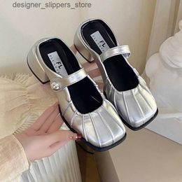 Slippers Spring 2024 New Womens Slide Fashion Folded Round Toe Slide Mule Shoes Round Toe Outdoor Dress Sandals Q240511