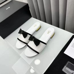 2024 Designer Paris Explosive Women's Sandals Summer Beach Luxury Street Casual Flat Show Women's Bow Due C Lettere Slifors
