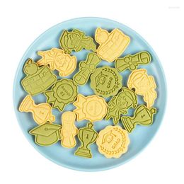Baking Moulds 8Pcs/set Congrats Graduation Cookie Cutter Biscuit Mold 3D Press Plastic Fondant Tool Decoration Tools