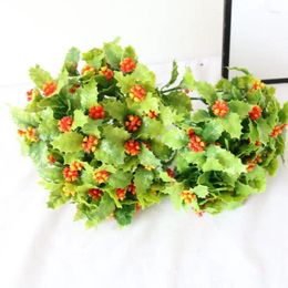 Decorative Flowers 6pcs/a Lot Artificial Berry Bouquet Holly Leaves Mini Leaf Outdoor Living Room Christmas Decoration
