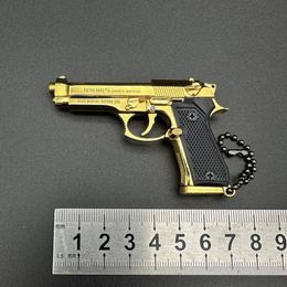 الإصدار الترقيت 1: 3 المعادن الكاملة 92F مسدس مسدس المعلقات سبيكة مسدس شكل مفتاح السلاسل المملوكة مسدس MINI السلاسل للرجال زوج الأولاد هدية 070