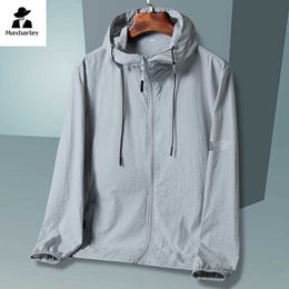 Men's Casual Shirts 2024 Summer UV Hooded Jacket Mens Waterproof and Sunscreen Clothing Fishing Hunting Quick drying Skin Windproof Q240510
