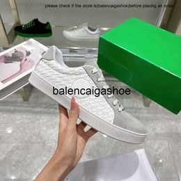 Botteg Venetas Luxury woven retro casual shoes new sports shoes decorated brand-name flat shoes white black lace-up casual shoes for men and women.