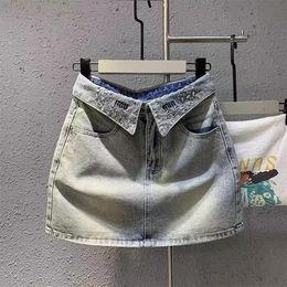 Primavera e verão Novo azul claro em forma de Vida em forma de V Salia de jeans de pescoço High Small pica