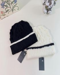 Lady Street Wool Knitted Hat with Black White Contrast Revers Women Designer Warm Cloches7817456